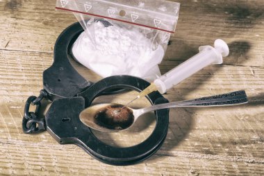 ilaç şırınga ve pişmiş eroin