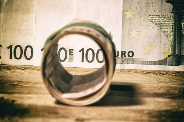 Billets en euros liés avec bande élastique — Photo