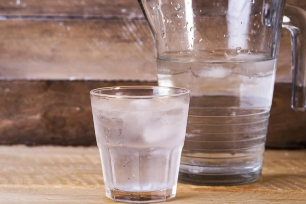 Agua mineral en un vaso — Foto de Stock