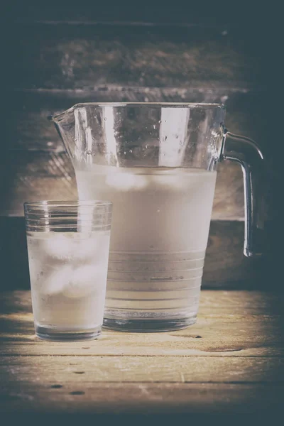 Eau minérale dans un verre — Photo