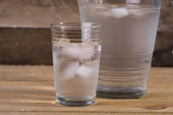 Agua mineral en un vaso —  Fotos de Stock