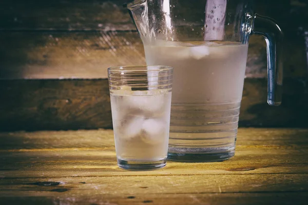 Agua mineral en un vaso —  Fotos de Stock