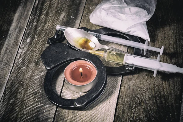 Drogenspritze und gekochtes Heroin — Stockfoto