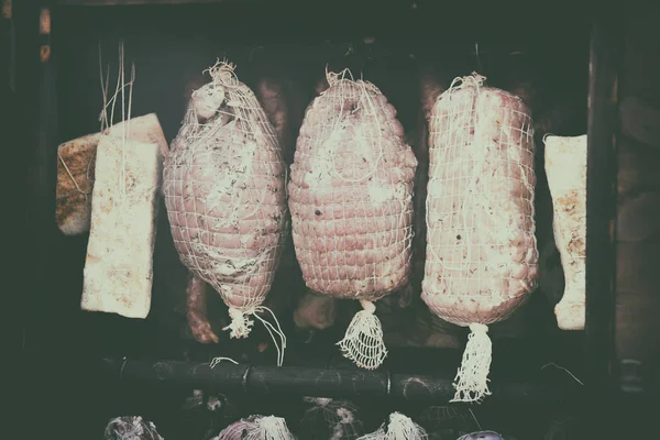 Skinka, korv i en hemmagjord Rökeri — Stockfoto