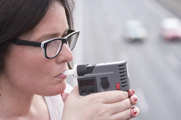 Mujer examina el nivel de alcohol — Foto de Stock