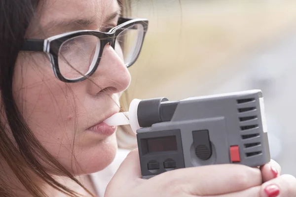 kadın alkol düzeyi inceliyor