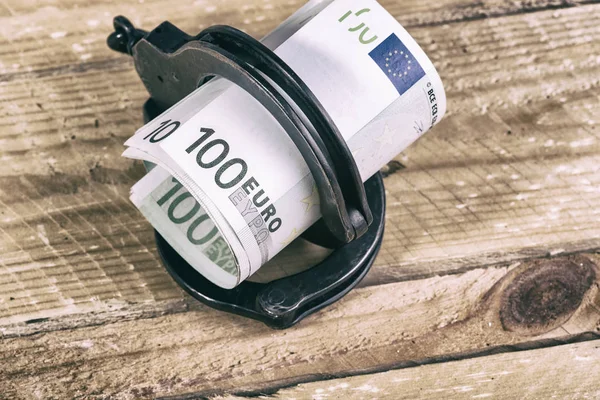 Menottes et billets en euros — Photo