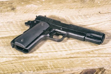 ahşap arka plan üzerinde yalnız silah