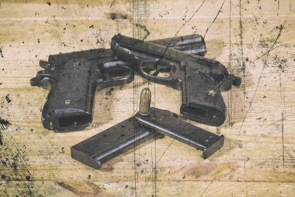 Solitära pistol på trä bakgrund — Stockfoto