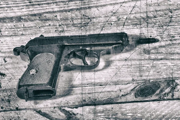 Solitära pistol på trä bakgrund — Stockfoto