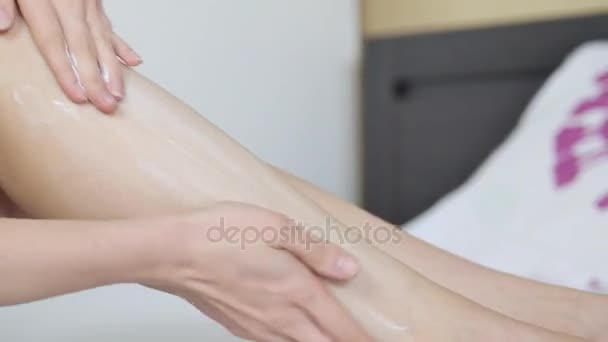 Applicare la crema per i piedi. Crema per il corpo su belle gambe femminili . — Video Stock