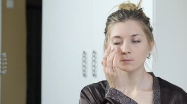 krem gözlerinin altında. Masaj gözler için.