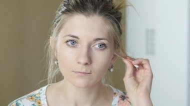 Kız bir sopa kulaklarıyla temizler.