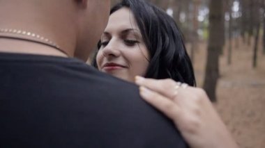 adamla mutlu bir kızdır. sarılma severler