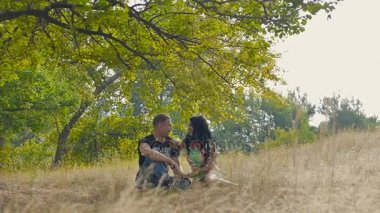 Aşıklar ağacın altında oturuyor