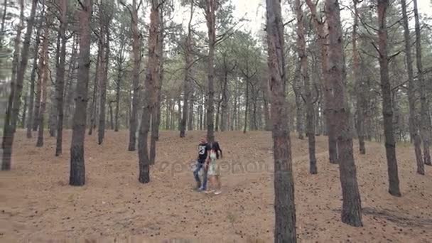 愛好家が森の中で散歩します。 — ストック動画