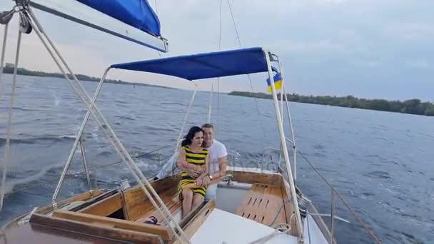 Mooie paar liefhebbers varen op een boot — Stockvideo