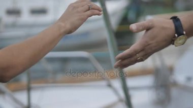 kız çocuklar el verir.