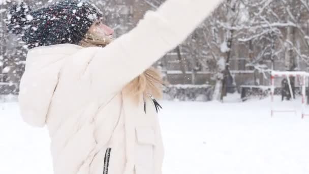 Mulher de inverno jogar bolas de neve — Vídeo de Stock