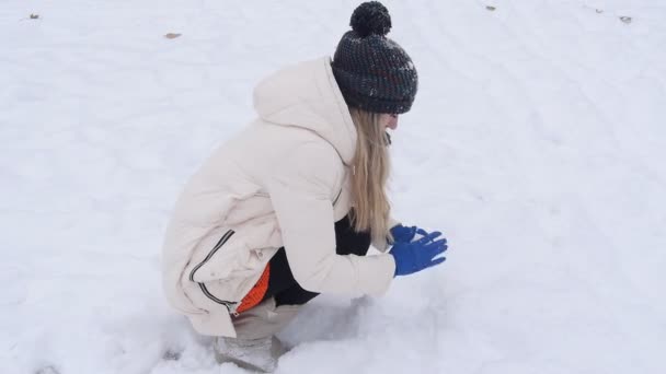 Chica hace bolas de nieve — Vídeo de stock