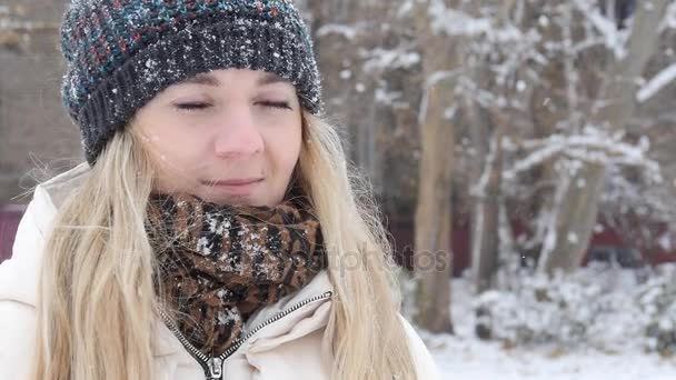 Воздушный поцелуй в снежную зиму — стоковое видео