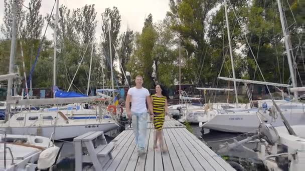 Романтическое свидание в яхт-клубе — стоковое видео