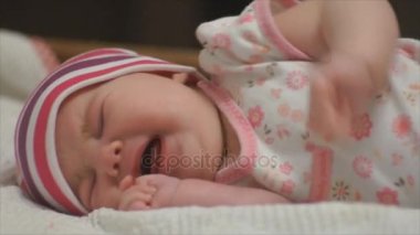 Karın ağrısı olan Ağlayan bebek