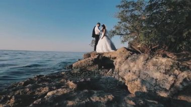 Gelin ve damat kayalık plaj