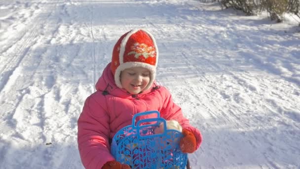 Petite fille appréciant une balade en traîneau. Luge pour enfants . — Video