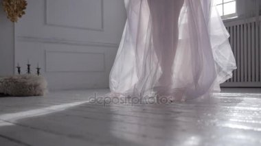 Kadın ayakları yere yürüme Oda güneş ışığı ile tuğla