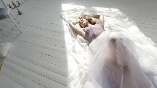 Young girl lying on wooden floor — Stock Video