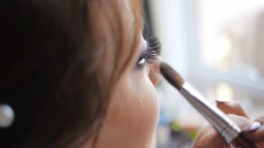 kız makyaj closeup yapıyor