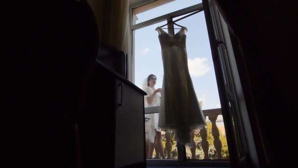 Невеста пьет кофе по утрам — стоковое видео