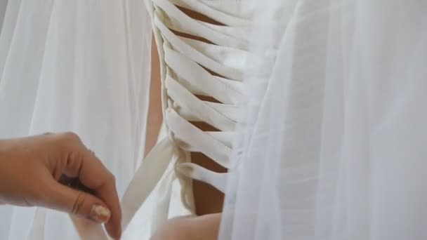 Dama de honor atar arco en vestido de novia — Vídeos de Stock