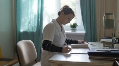 Hastanede hemşire yazıyor