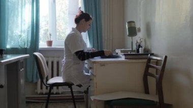 Doktor masada ofiste. ofiste çok eski bir hastanede doktor