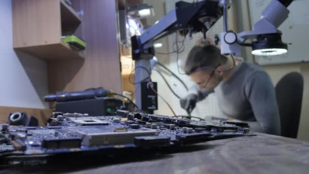 Reparation av elektronik i tjänsten. Reparera en trasig anteckningsbok i verkstaden — Stockvideo