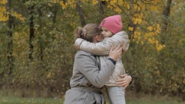 Счастливая молодая мать с маленькой дочерью на открытом воздухе — стоковое видео