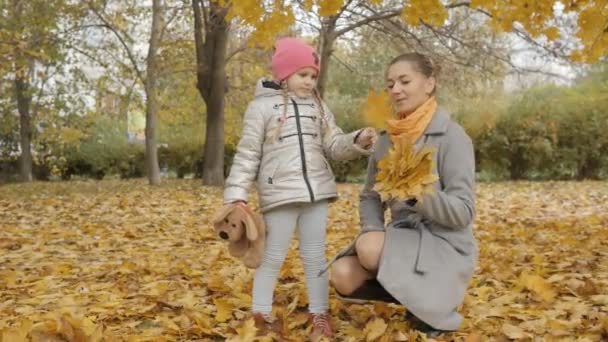 Ung mamma och dotter spelar i parken — Stockvideo