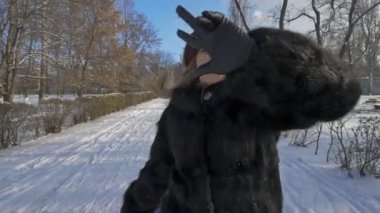 Genç anne çocukları ormanda bir kızak üzerinde rulo