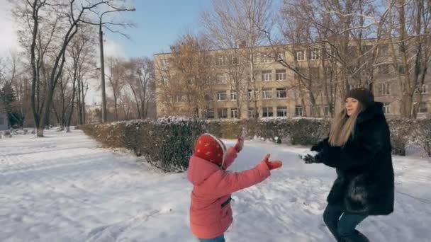 Μαμά και παιδί παίζει χιονόμπαλες — Αρχείο Βίντεο