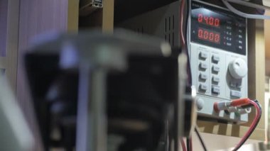 Teknoloji hizmet merkezindeki elektronik ekipmanları test ediyor