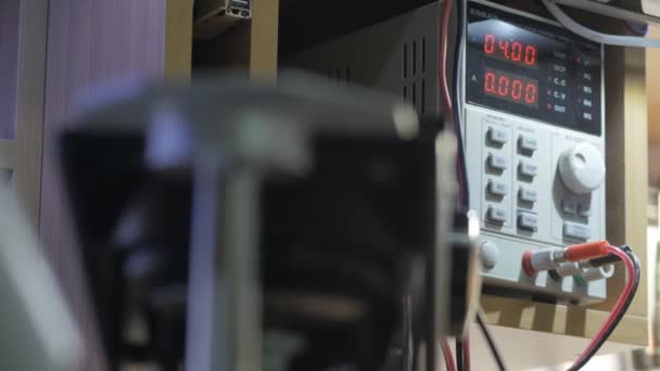 Teknoloji hizmet merkezindeki elektronik ekipmanları test ediyor — Stok video