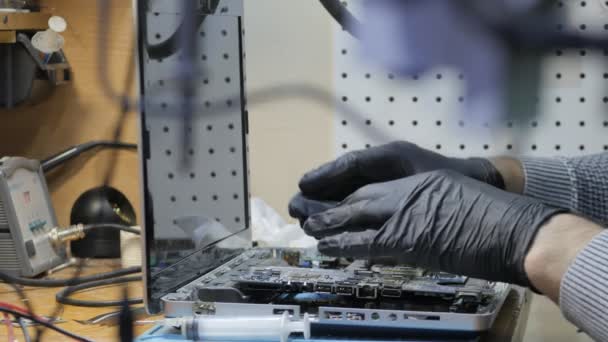 Male hands repairing computer details — Stock Video