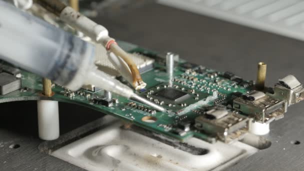 Reparatie van smartphones, telefoons, elektronica — Stockvideo