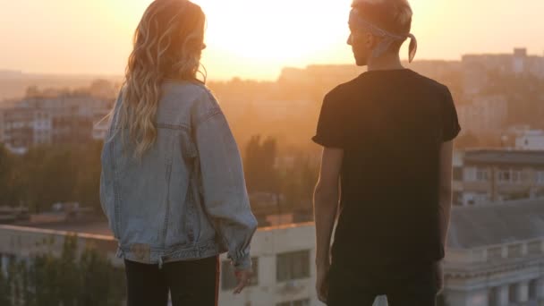 Homme et femme tenant la main sur une première date un symbole d'unité, sentiments romantiques — Video