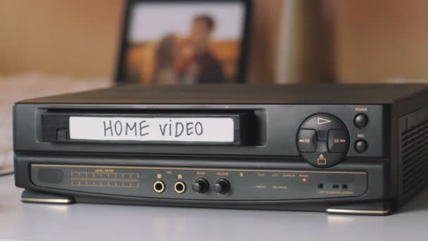 De videocassette wordt uit de videorecorder verwijderd. Zwarte vintage videospeler. — Stockvideo