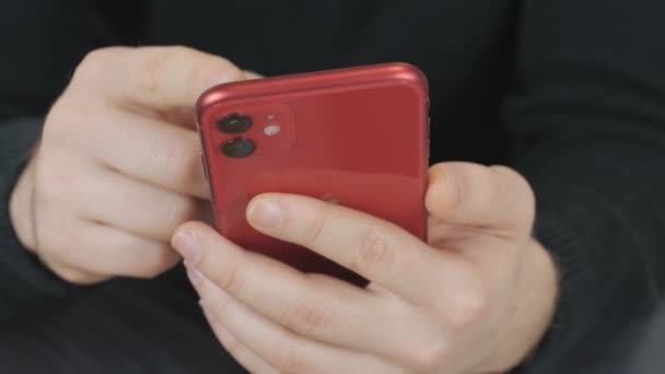 Smartphone is in de handen, stuurt het bestand naar de werkgever, uploadt video, foto 's naar het internet. — Stockvideo