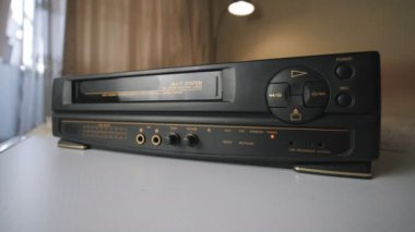 Video ekipmanları. Video kaseti eski VCR 'a yüklendi..