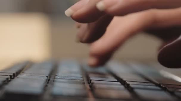 Закрытие Пальцев Клавиатуре Молодая Женщина Работающая Ноутбуке — стоковое видео